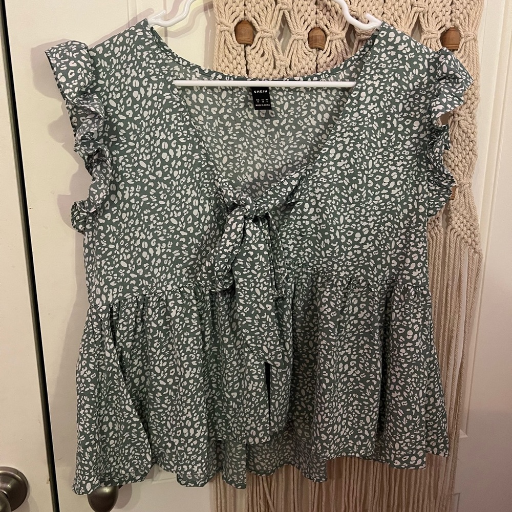 Shein light green blouse Women’s Medium